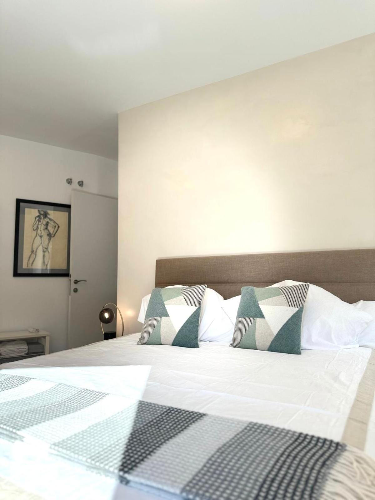 Apartment Modern And Comfy Near Bernabeu Sleeps 6 People Madrid